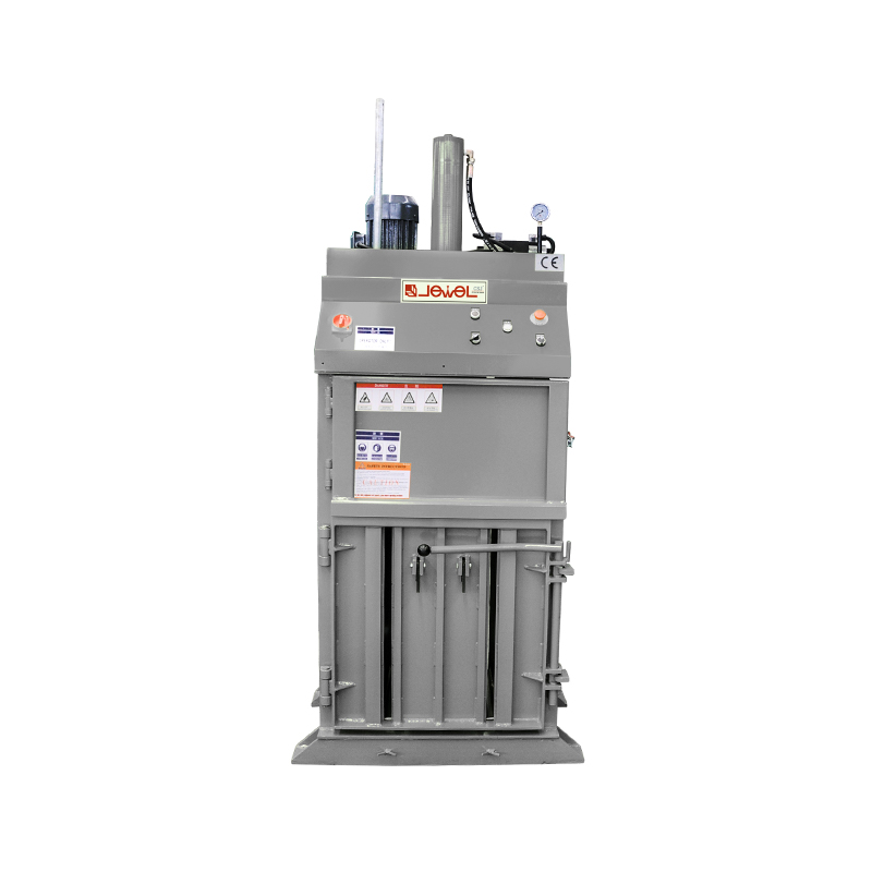 Enfardadeira de compressão pequena com dispositivo automático para giro de sacos