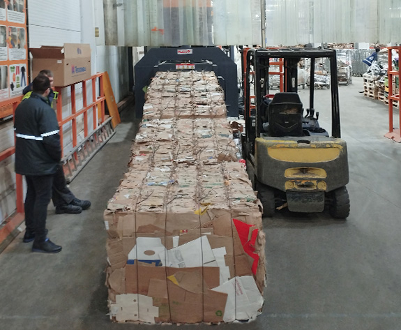 Solução de enfardadeira de papelão de alta eficiência para cadeias de supermercados de grande escala na Rússia