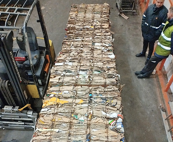 Solução de enfardadeira de papelão de alta eficiência para cadeias de supermercados de grande escala na Rússia