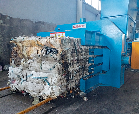 Solução de enfardamento de alta eficiência para reciclagem de resíduos de plástico e papel na Bielorrússia