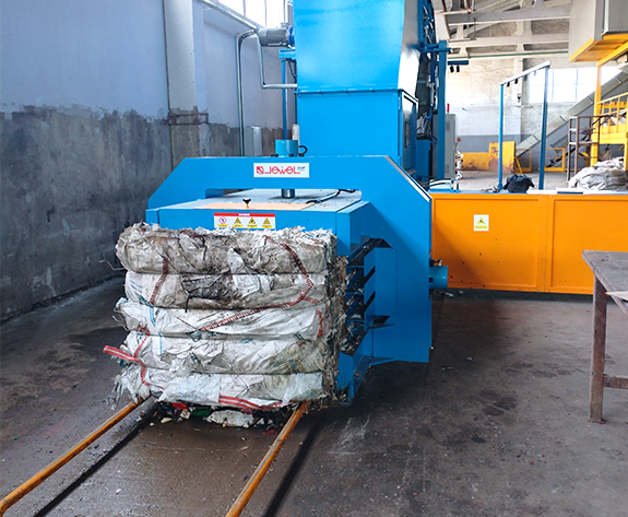 Solução de enfardamento de alta eficiência para reciclagem de resíduos de plástico e papel na Bielorrússia